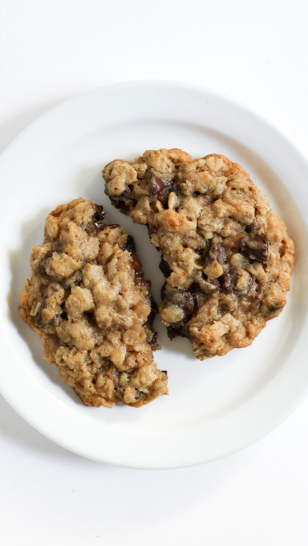 Soft, chewy, sweet, and chocolatey 🍪
*
Gluten-Free Oatmeal Chocolate Chip Cookies (Vegan) 😋🍪
*
These Chewy Chocoalty Oatmeal Cookies are:👇
Gluten-Free ❤️
Allergy-Free 🧡
Vegan 💛
Easy, Quick, Simple Recipe & Ingredients💚
Make-Ahead + Freezer-Friendly💙
Christmas & Holiday Cookie Platter Staple 💜
*
These unbelievably soft and chewy Gluten-Free Oatmeal Chocolate Chip Cookies are vegan, allergy-free, and so easy to make! Made with gluten-free rolled oats, rich brown sugar, melted vegan butter, and applesauce for optimal chewiness and moisture while being eggless and dairy-free! This recipe makes large bakery-style cookies loaded with plenty of chocolate chips and baked in 10 minutes! 🎄🎅
*
Click the link in my bio rebeccagf666 for the full recipe on the blog!
https://strengthandsunshine.com/oatmeal-chocolate-chip-cookies/
*
#cookies #oatmealchocolatechipcookies #christmascookies